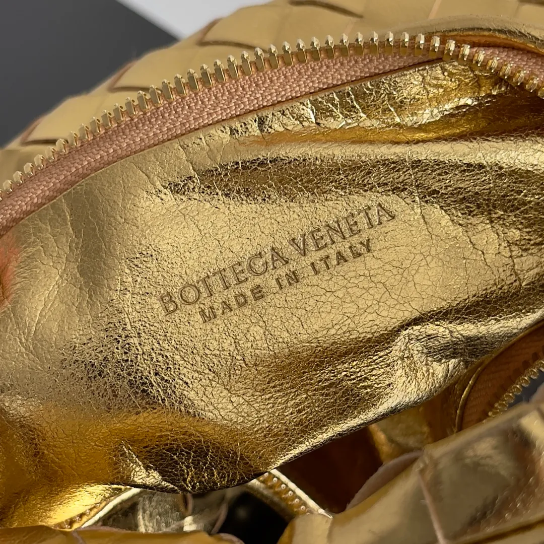 Batch 1160 Bottega veneta͙.——The latest woven knotted hobo🔥 The top-grade lambskin leather is very soft, the bag shape is unique, practical and durable. It retains the traditional woven elements while being a little more flamboyant ~ Made of hand-woven sheepskin, zipper opening and closing, curved seamless structure, effortless to match. Highly recommended⚠️⚠️⚠️ The highest-end in the market🌈 Welcome to compare [all shipped from the factory with a full set of packaging] size: 26x13x8.5cm.    Model: 651876